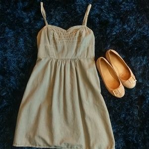 Light denim dress with pockets